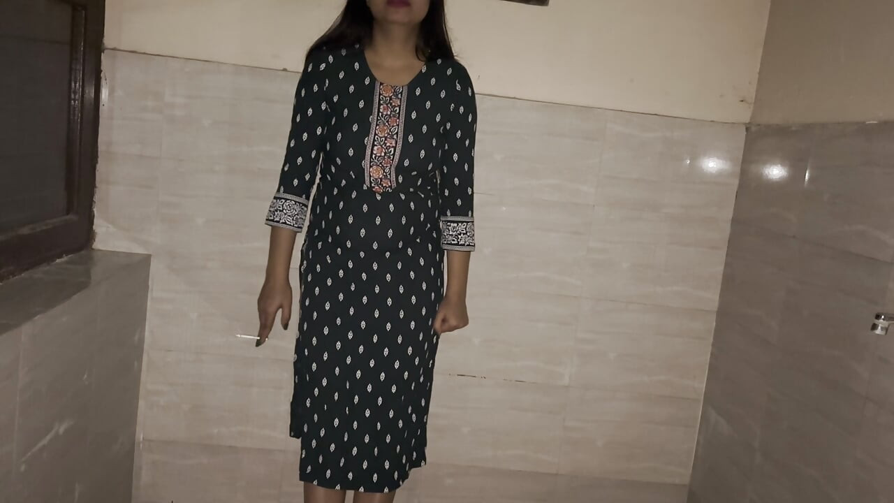Devar fanget Bhabhi i å røyke alene Desi indisk Bhabhi får rumpa og fitta knullet hver dag av sin Devar i hindi-lyd