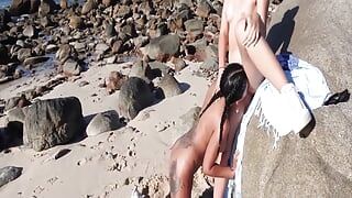 Горячие латины Энджи и Maria устроили секс на пляже