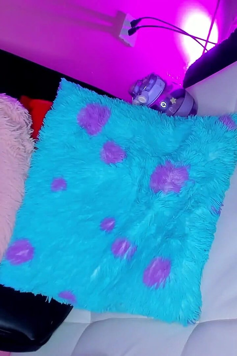 Des bombasses sexy se masturbent avec un gros gode et un vibromasseur