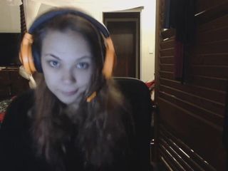Webcam Girl Flashes Her Body