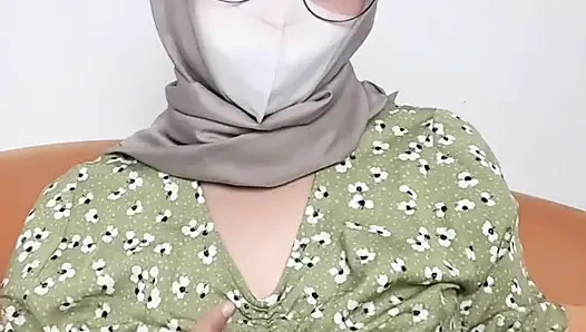 Молодая мама демонстрирует своё идеальное тело