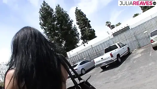 Горячая сучка стонет от удовольствия, пока огромный член толкает ее киску на камшот