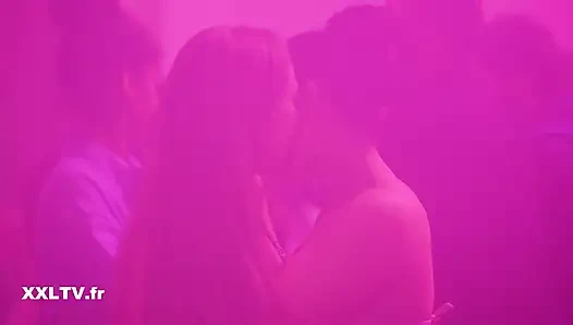 Carollina Cherry tuvalette mastürbasyon yapıyor