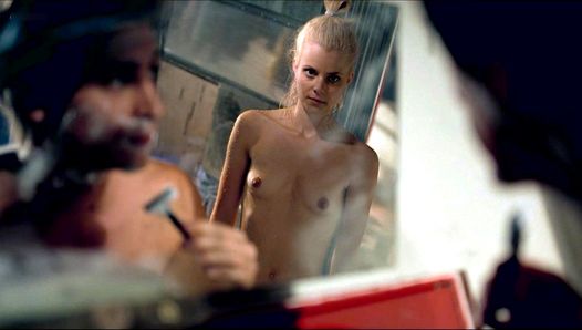 Juli Jakab em topless em um filme