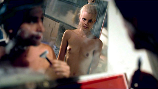 Juli Jakab topless in een film