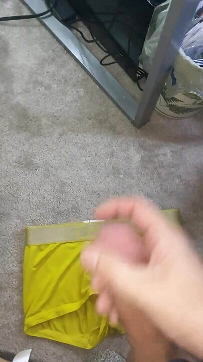 Cewek nakal ini lagi asik ngocok kontol sebelum tidur di pesta seks asia