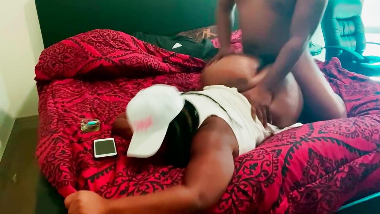 La coquine Diana a une casquette et elle a l'air sexy