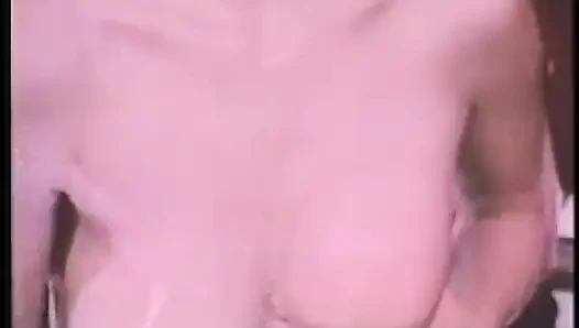 Büyük doğal memeli ateşli koyu saçlı güzellik kıllı amıyla oynamayı seviyor