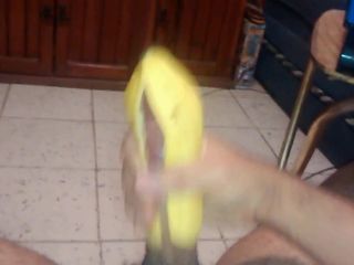 Masturbation avec une peau de banane