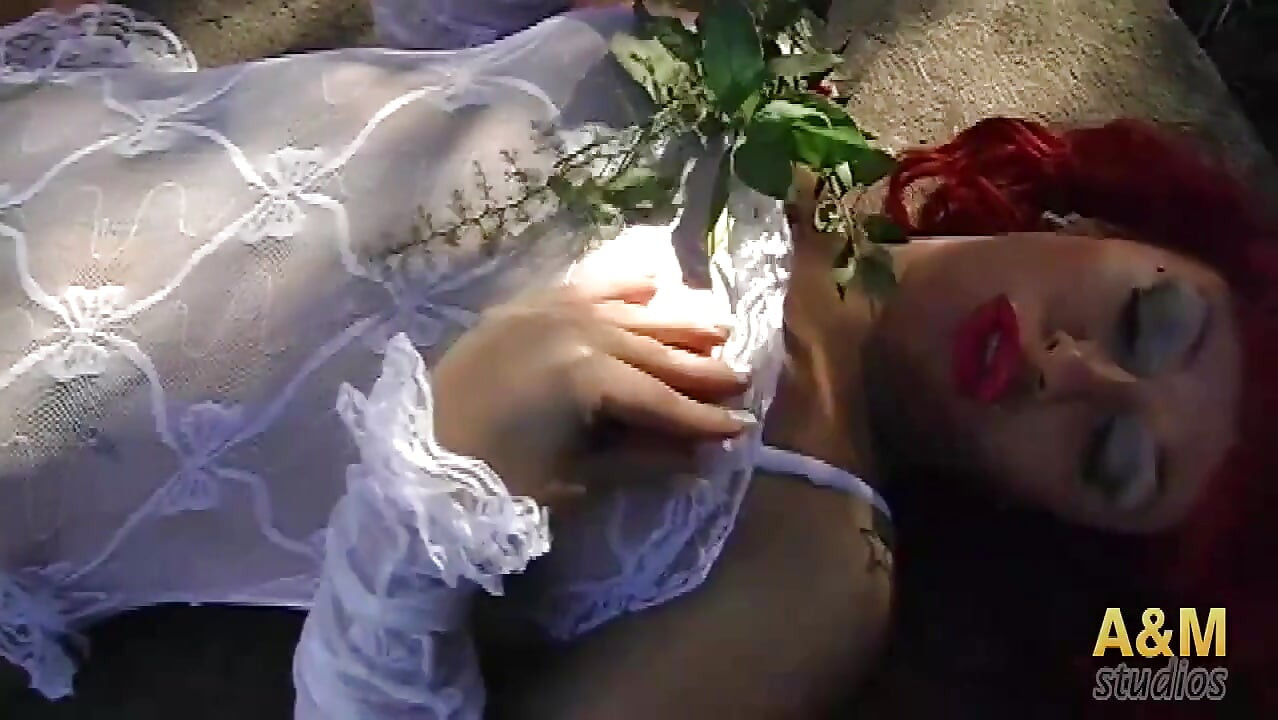 Lesbian threesome with eroticism !!