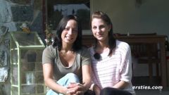 Mia e Sara ao ar livre - diversão lésbica - ersties
