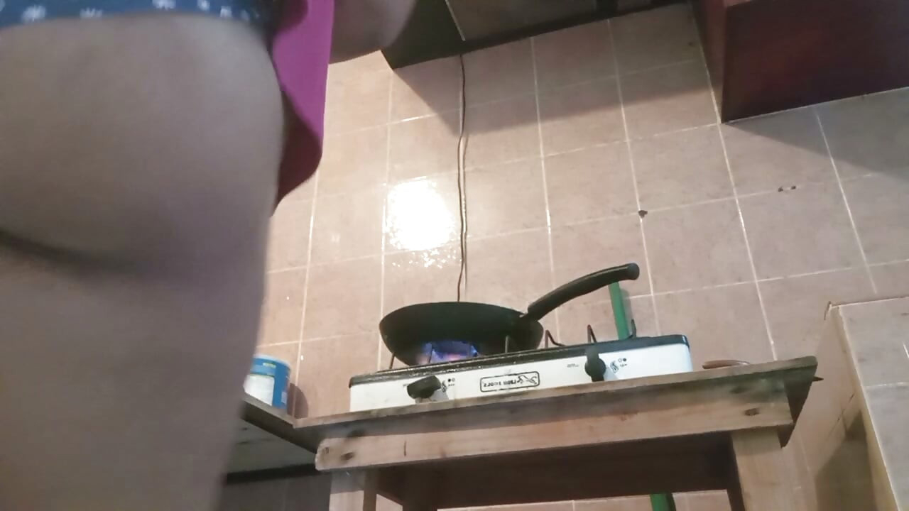 부엌에서 팬티를 입은 통통한 밀프