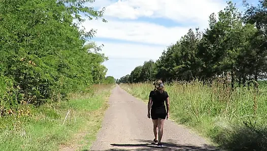 Patricia раздевается под летним солнцем