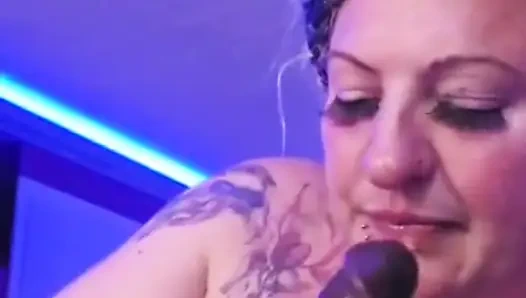 Шлюховатая свингерша сосет хуй в клубе