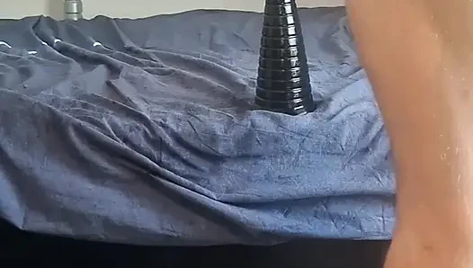 Yalnız gay twink büyük piramidin dildosunu alıyor - aşırı anal esnetme
