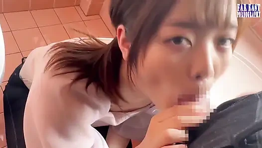 Cesur genç bir güzellik açık havada her sıcak damlayı boşaltırken prezervatif yutma ep-1