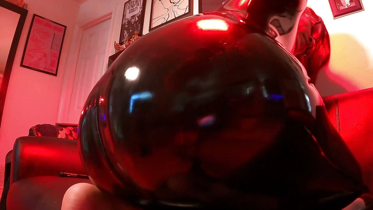 A brincar no meu catsuit de látex