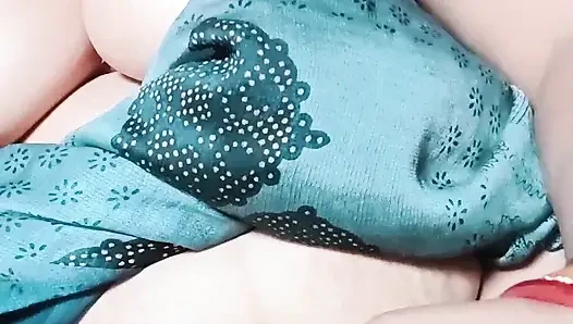 Sanskaari deshi hot Housewife ki Bur Choot ka Paani
