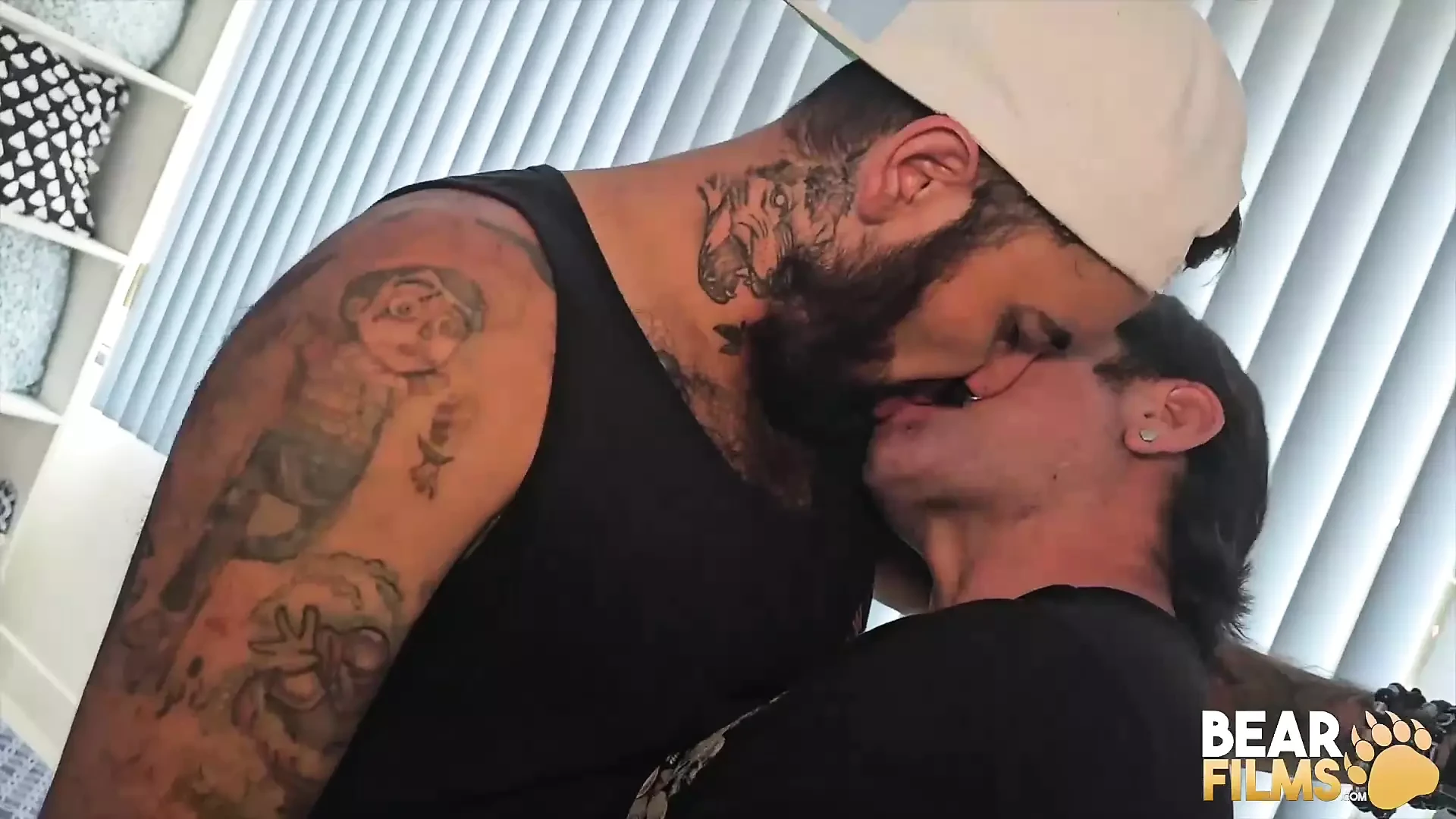 Bearfilms - Halim Wolf toma enorme polla de Torruco Cada vez más grande después de chupada de culo