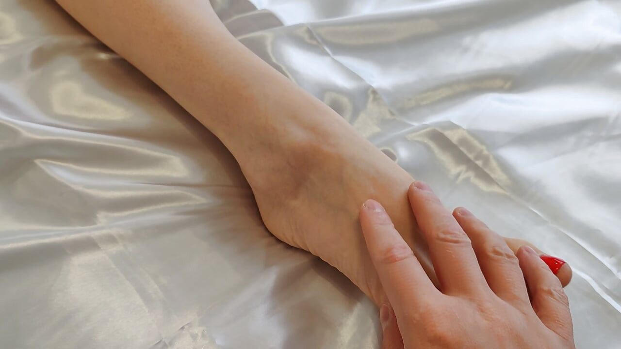 أعطيت جاري هزات الجماع المزدوجة باستخدام هزاز - اهتزاز والتواء بسرور