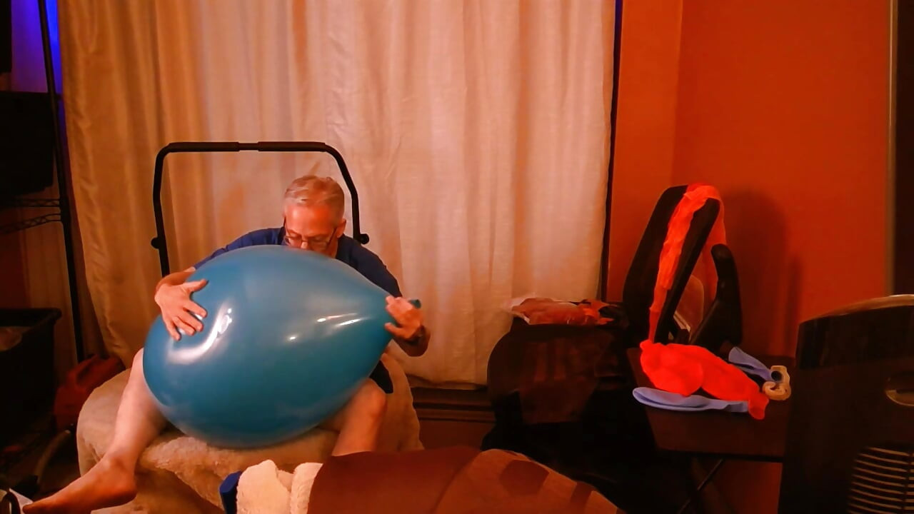 156) Looner Blows to Pop and Humps Giant Balloons