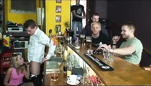 Barda grup seks partisi... Seksi sarışın iş başında