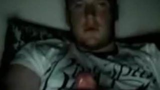 Un tip sexy își masturbează pula în întuneric