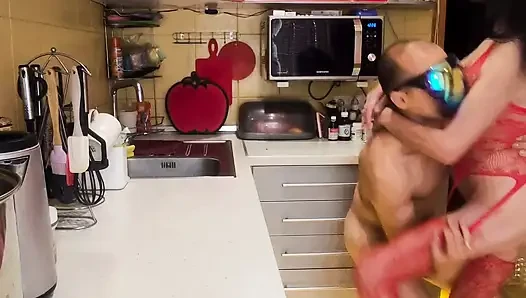 Sıska olgun evli kadın ve erotik iç çamaşırlı evde seks