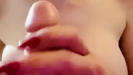Dildo göğüslerimin arasına giriyor ve emiyor