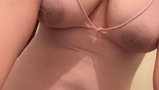 Fată sexy excitată care se joacă cu sânii ei