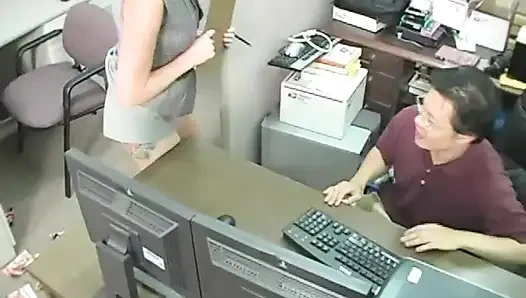 Ein großer junger schwanz für eine böse blonde MILf