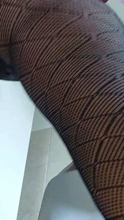Sensuele harige vrouw in de keuken. Sexy moeder, harig poesje, grote kont. Harig poesje, sexy brunette, grote kont, | Clip 1