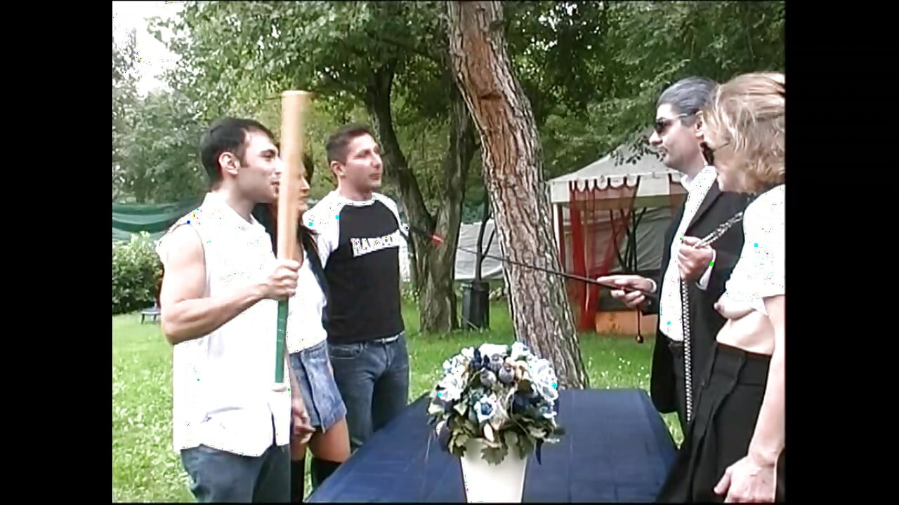 Partouze en plein air avec des salopes esclaves sucant des grosses bites et léchant des chattes sexy