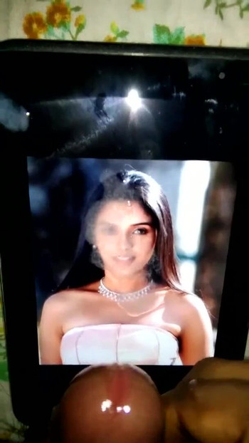 Snažan trenutak iz "Asin Naara mundaaikku en kanji (asin seksi počast spermi)"