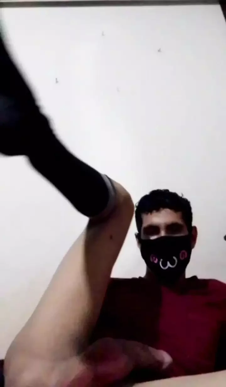 Femboy brincando com seu vibrador