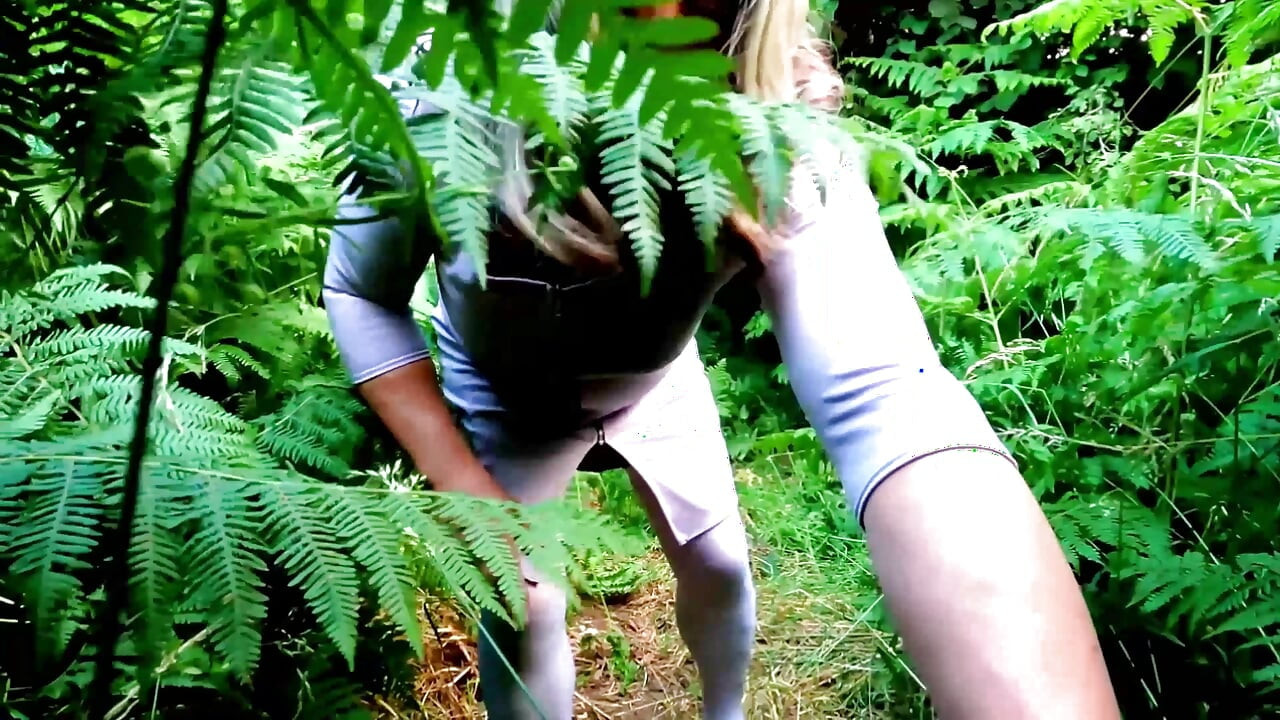 Kellycd2022 horny in the woods