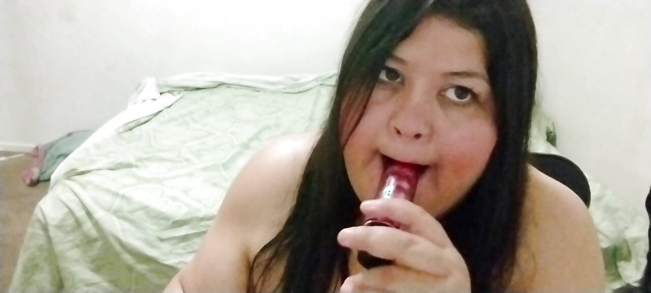 Bridivine obsedată de supt vibratorul ei mare