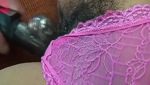 Pria bertato ngentot memek berbulu cewek asia di sofa