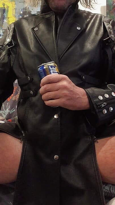 Kontol besar muncrat di pantat boneka seks kontol floppy