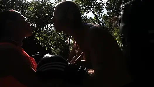 Gençler Ve Orta Yaşlı Seksi Kadınlar açık Havada Emiyor Ve Sikişiyor