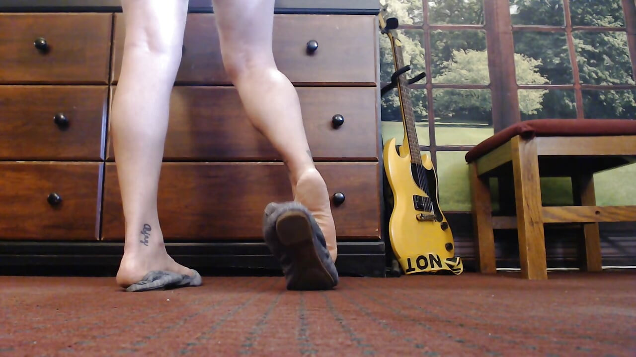 Sive balerinke stojeće igraju se cipelama