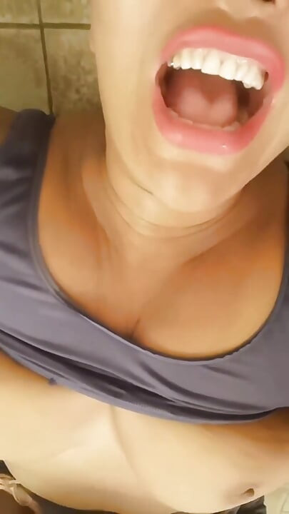 Aku dan adik tiriku bersaing untuk memperebutkan gelar memek paling becek