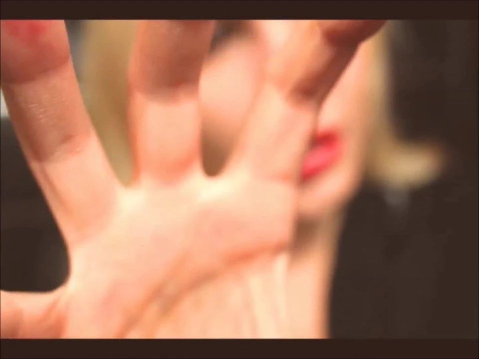 Katiegodess long nails scratch