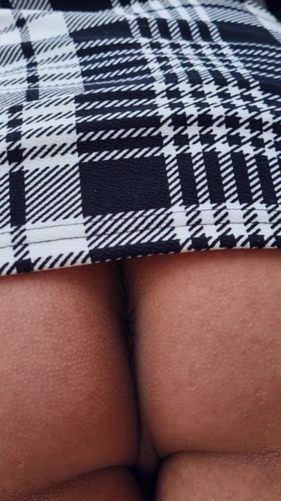TS masturbiert und zeigt seinen arsch im garten und kommt