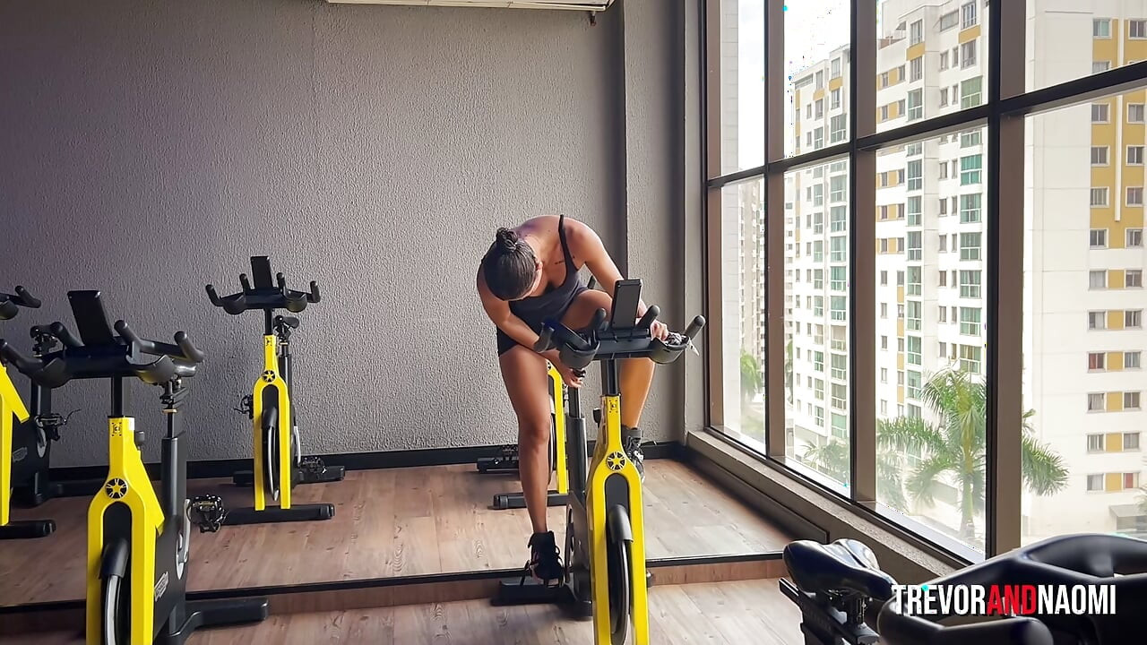 Depois da academia, ela não resistiu e me cuidou até o leite sair.