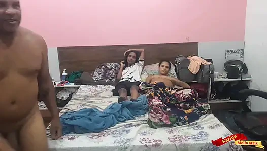 Aku menelepon temanku untuk melihat nextfli dan suamiku tidak melewatkan kesempatan untuk memasukkannya ke dalam pantatnya