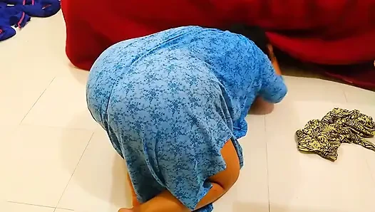 Suudi seksi büyük götlü üvey anne odayı temizlerken yatağın altında sıkışıyor sonra üvey oğlu büyük götünü sikiyor