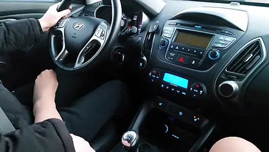 Çoraplı ateşli orta yaşlı seksi kadın arabada bir taksi şoförünü baştan çıkarıyor