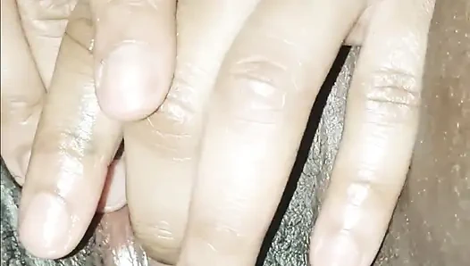 Поглаживаю ее киску дилдо!