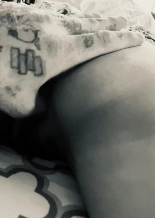 Fingering skinny milf